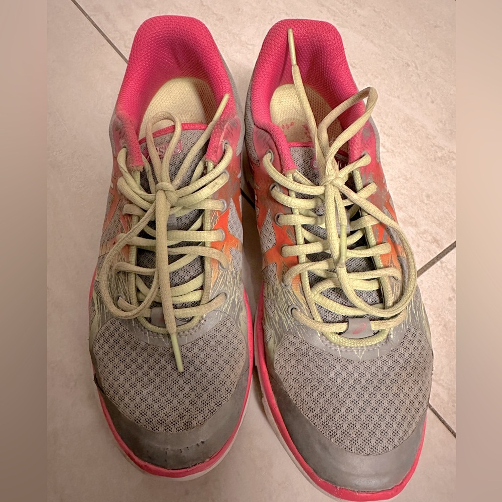 ASICS size US 8!(25cm).
